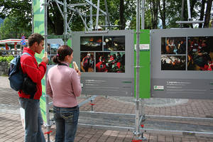 Wystawę pokonkursową BZ WBK Press Photo 2006 oglądać można przy oczku wodnym Fot. Michał M. Kowalski 