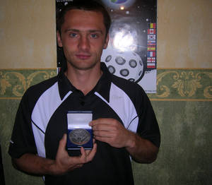 Dominik Siaśkiewicz z dumą prezentuje medal. 